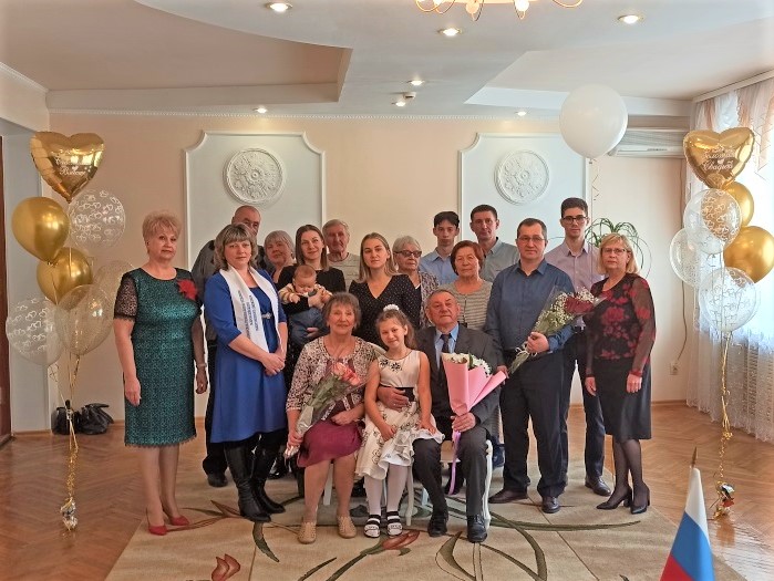 26 февраля супругов Голубенко чествовали в отделе ЗАГС.jpg 26 февраля супругов Голубенко чествовали в отделе ЗАГС.jpg